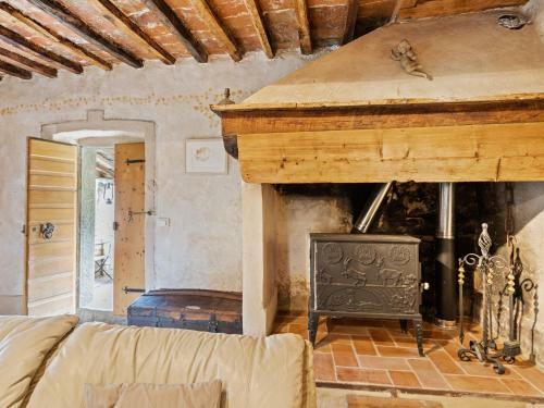 Rustic Holiday Home In Castigli On Fiorentino With Terrace