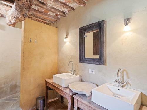 Rustic Holiday Home In Castigli On Fiorentino With Terrace