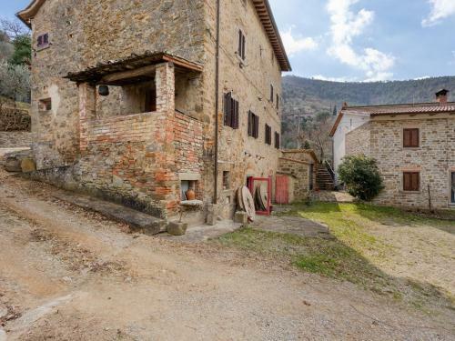 Rustic Holiday Home In Castigli On Fiorentino With Terrace