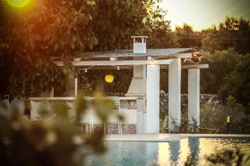 Ceglie Messapica Villa Sleeps 8 With Pool And Air Con