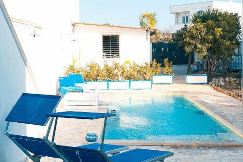 Cerfignano Holiday Home Sleeps 6 With Pool And Air Con