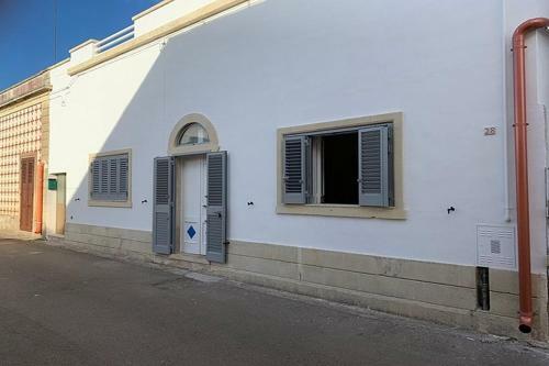 Cerfignano Holiday Home Sleeps 6 With Pool And Air Con