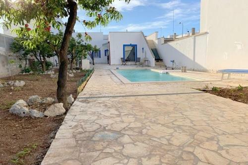 Cerfignano Holiday Home Sleeps 6 With Pool And Air Con