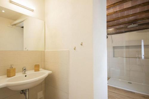 Razzaia Villa Sleeps 14 With Pool And Air Con