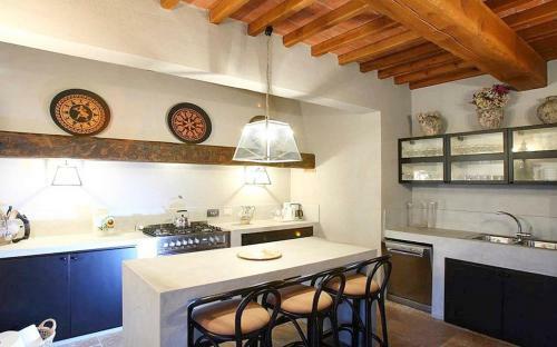 Coiano Villa Sleeps 22 With Pool And Air Con