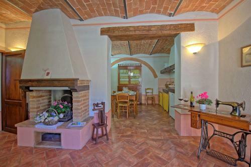 Montecchio Apartment Sleeps 6 With Pool