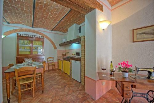 Montecchio Apartment Sleeps 6 With Pool
