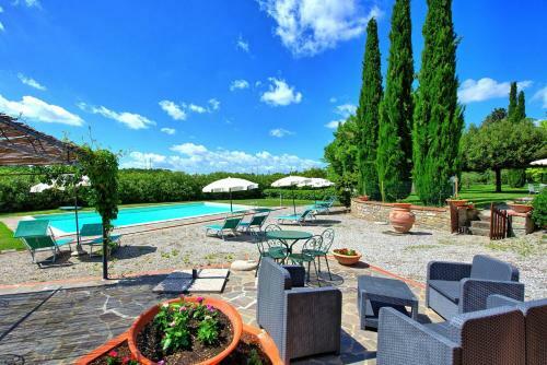 Montecchio Apartment Sleeps 6 With Pool And Air Con