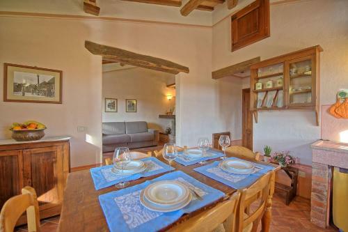 Montecchio Apartment Sleeps 6 With Pool And Air Con