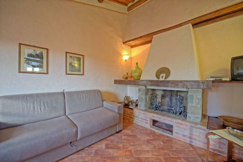 Montecchio Apartment Sleeps 6 With Pool And Air Con