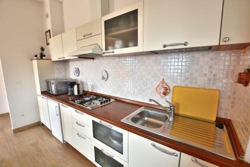 White Apartment In Marciaga Di Costermano