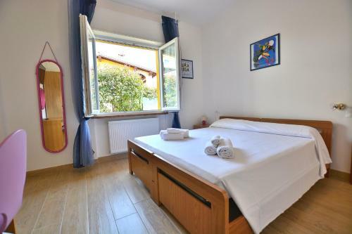 White Apartment In Marciaga Di Costermano