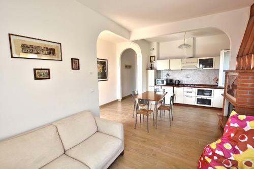 White Apartment In Marciaga Di Costermano