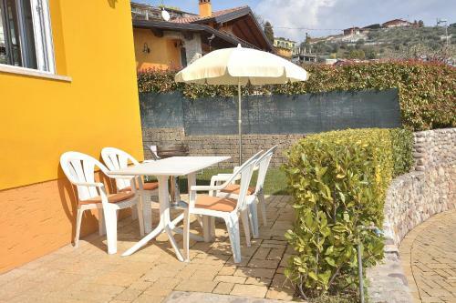 White Apartment In Marciaga Di Costermano