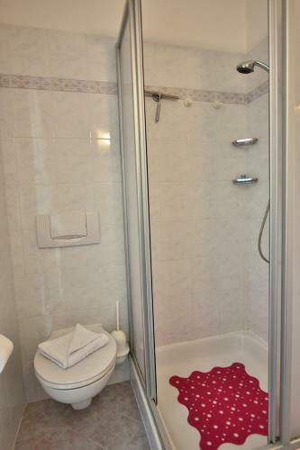 White Apartment In Marciaga Di Costermano