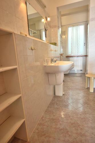 White Apartment In Marciaga Di Costermano
