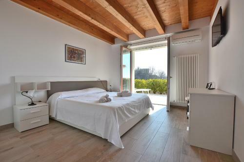 Red Apartment In Marciaga Di Costermano
