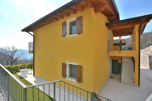 Red Apartment In Marciaga Di Costermano