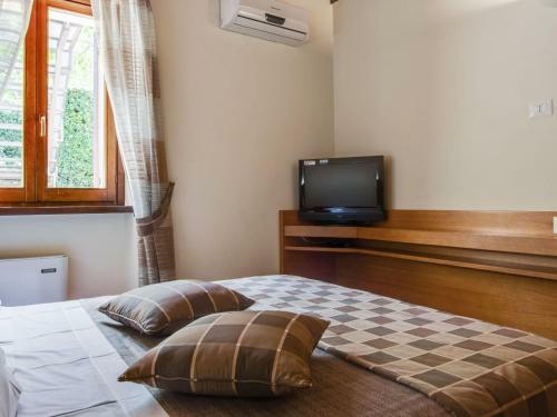 Tasteful Holiday Home In Folignio With Garden