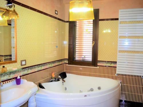 Divine Holiday Home In Giosa Marea With Sauna And Jacuzzi