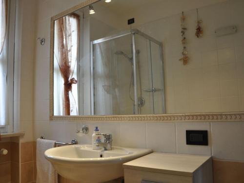 Charming Holiday Home In Lazise With Swimming Pool