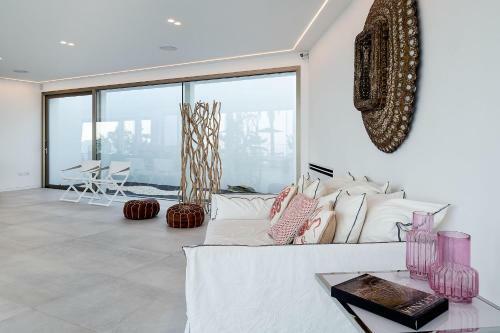 Letojanni Villa Sleeps 14 With Pool And Air Con