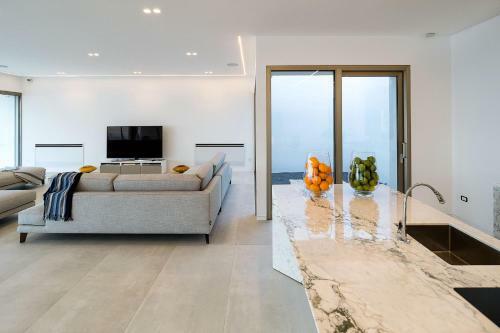 Letojanni Villa Sleeps 14 With Pool And Air Con
