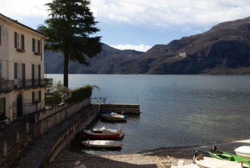 Mamma Ciccia Holiday Home - Lake Front Apartment
