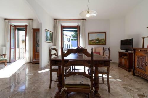 Mamma Ciccia Holiday Home - Lake Front Apartment