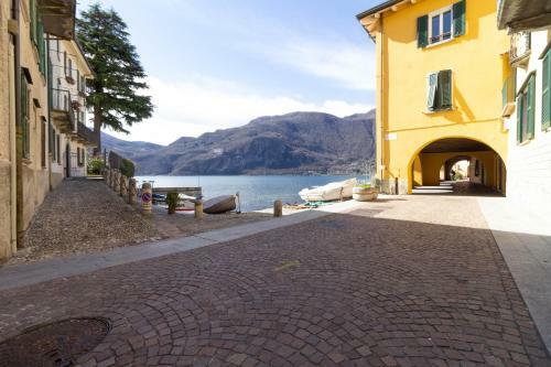 Mamma Ciccia Holiday Home - Lake Front Apartment