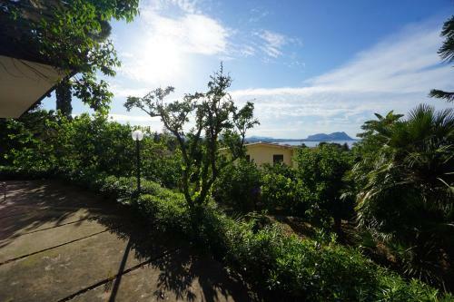 Panoramic Villa Near The Sea