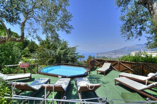Massa Lubrense Villa Sleeps 9 With Pool And Air Con