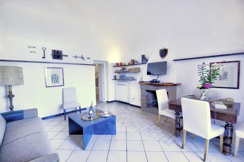 Massa Lubrense Villa Sleeps 9 With Pool And Air Con