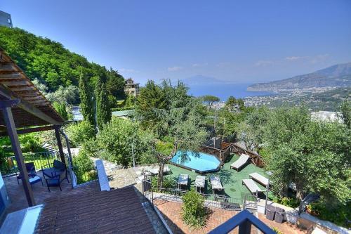 Massa Lubrense Villa Sleeps 9 With Pool And Air Con