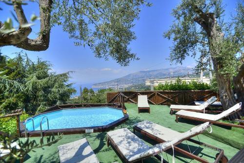 Massa Lubrense Villa Sleeps 9 With Pool And Air Con