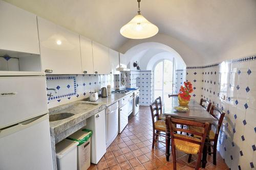 Massa Lubrense Villa Sleeps 9 With Pool And Air Con