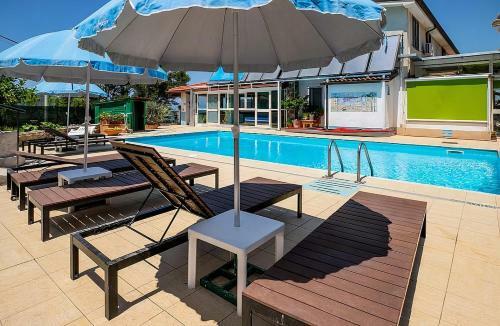 Marettima Holiday Home Sleeps 6 With Pool And Air Con