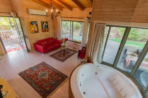 Lodge Marom Romance