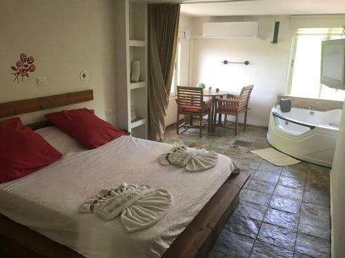 Hostal Gross Nofesh And Spa Guesthouse