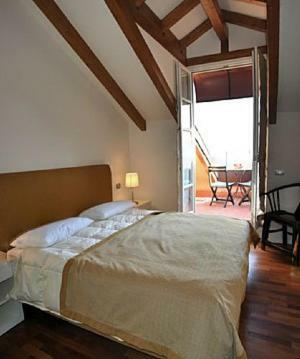 Meina Villa Sleeps 5 Pool Wifi