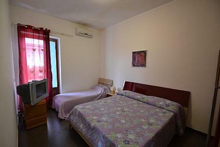 Modica Villa Sleeps 10 Air Con Wifi