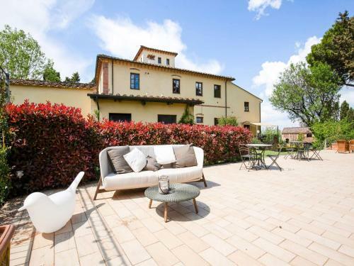 Spacious Farmhouse In Peccioli With Roofed Terrace