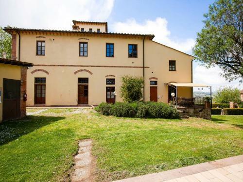 Spacious Farmhouse In Peccioli With Roofed Terrace