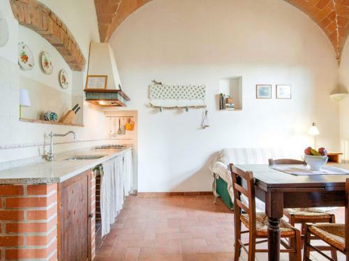 Spacious Farmhouse In Peccioli With Roofed Terrace