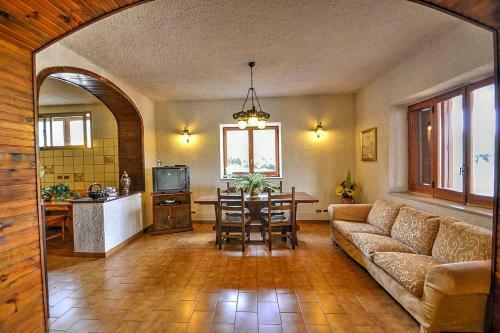 Montemarano Villa Sleeps 9 Pool Wifi