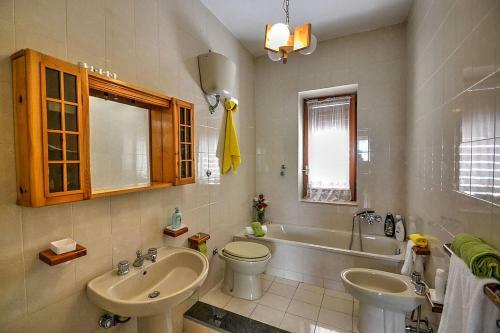Montemarano Villa Sleeps 9 Pool Wifi