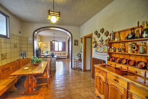 Montemarano Villa Sleeps 9 Pool Wifi
