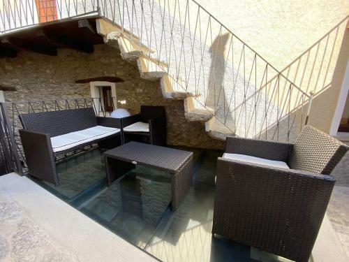 Independent Stone House With Lake View