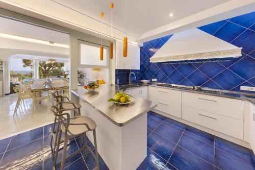 Nerano Villa Sleeps 14 With Pool