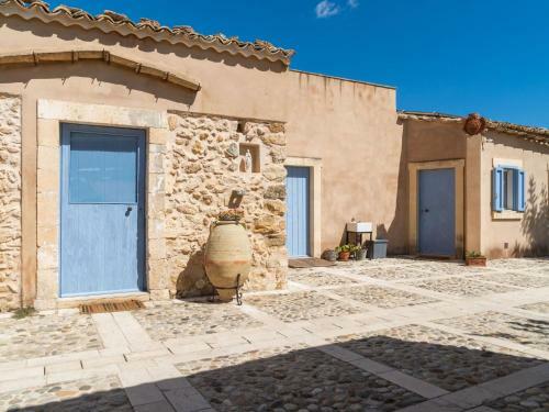 Rustic Farmhouse In Noto With Swimming Pool